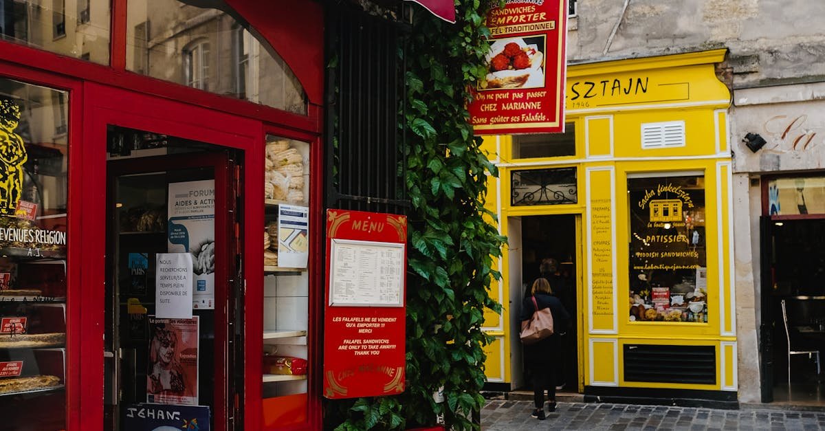 Explore a picturesque Parisian café scene with vibrant colors and ivy-covered walls on a bustling street.