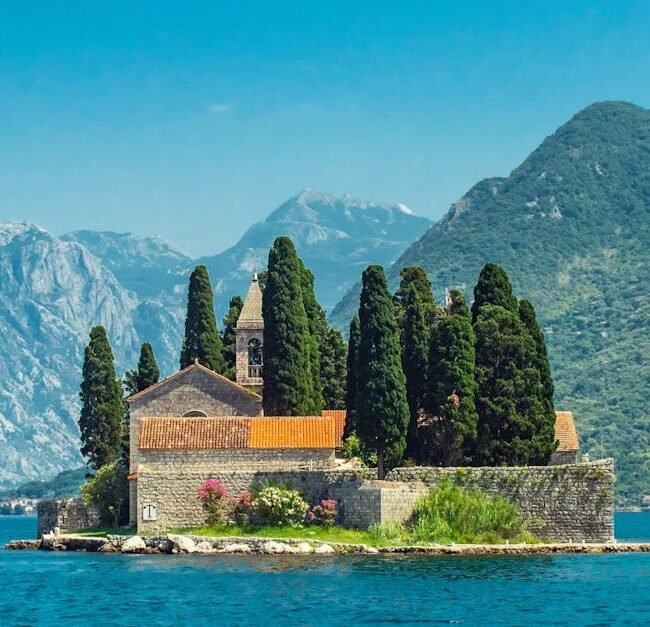 iglesia isla fiordos de kotor Montenegro