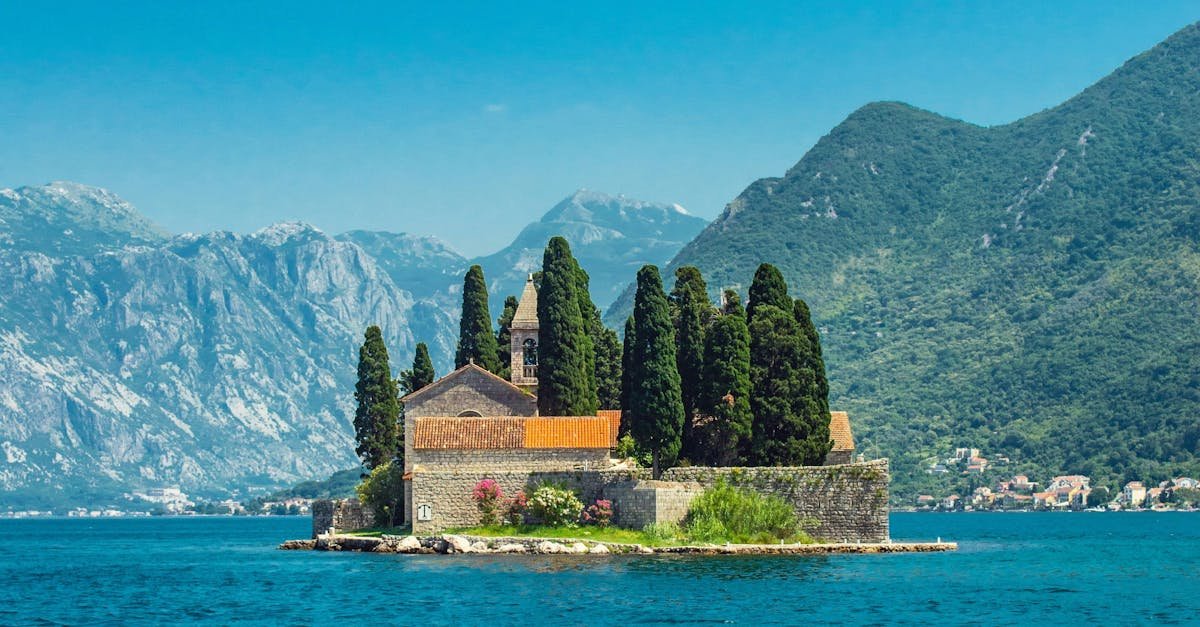 iglesia isla fiordos de kotor Montenegro